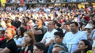 Bornova'da Dünya Kupası Coşkusu: Eşki ile Sabahın İlk Işıklarında Dev Ekranda Buluşma