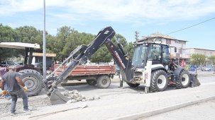 Burhaniye’de Fen İşleri Ekipleri Yol ve Kaldırım Çalışmalarını Sürdürüyor