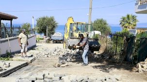 Burhaniye’de Yol Tamir ve Yağmur Suyu Projeleri Hız Kesmeden Sürüyor