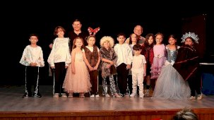 Foça Belediye Tiyatrosu'nun Üç Gösterili Sanat Gecesi: Çocuk Oyuncuları ve Öğrenciler Sahneye Taşındı