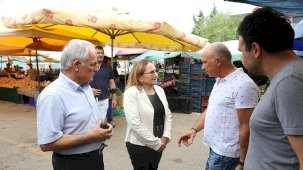 Güzelbahçe’de Esnaf ve Vatandaşla Buluşan Başkan Vekili Ayşe Akın