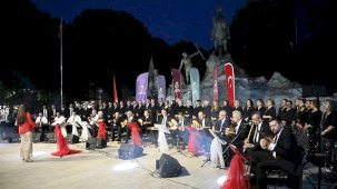 Heykel Meydanı'nda İnegöl Belediyesi Türk Sanat Müziği Korosu Coşkusu