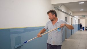 Narlıdere'de Yaz Tatili Boyama ve Bakım Çalışmaları Hız Kesmeden Devam Ediyor
