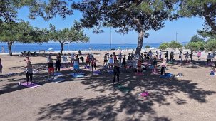 Özdere Gençlik Parkı'nda Yaz Boyu Sahil Pilates Programı Başladı