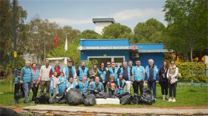 Temiz Park Dayanışması: İzmirliler Parkları Atıklardan Arındırırken Çocuk Alanlarını Hijyenik Hale Getiriyor