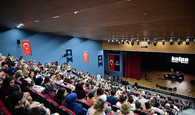 Yaza Merhaba Konserleri Didim’den Efeler’e Taşınıyor: Kolpa Show’u ve Aydilge’nin Performansı
