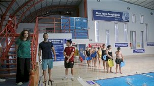 Karşıyaka’nın Yarı Olimpik Kapalı Yüzme Havuzu: Yazın Sporla Buluşma Noktası