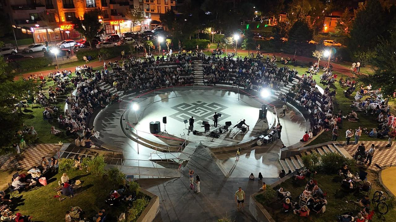 ALTIEYLÜL’DE MÜZİK DOLU GECE