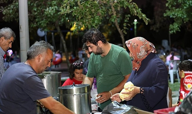 Kartepe Açık Hava Sinema Geceleri: Yazın Nostaljisi ve Ünlü Misafirlerle Birliktelik