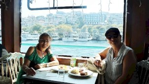 İstanbul’da Kadınlar İçin Boğaz Manzaralı Gün: Sanat, Eğlence ve Dostluk Dolu Keşif