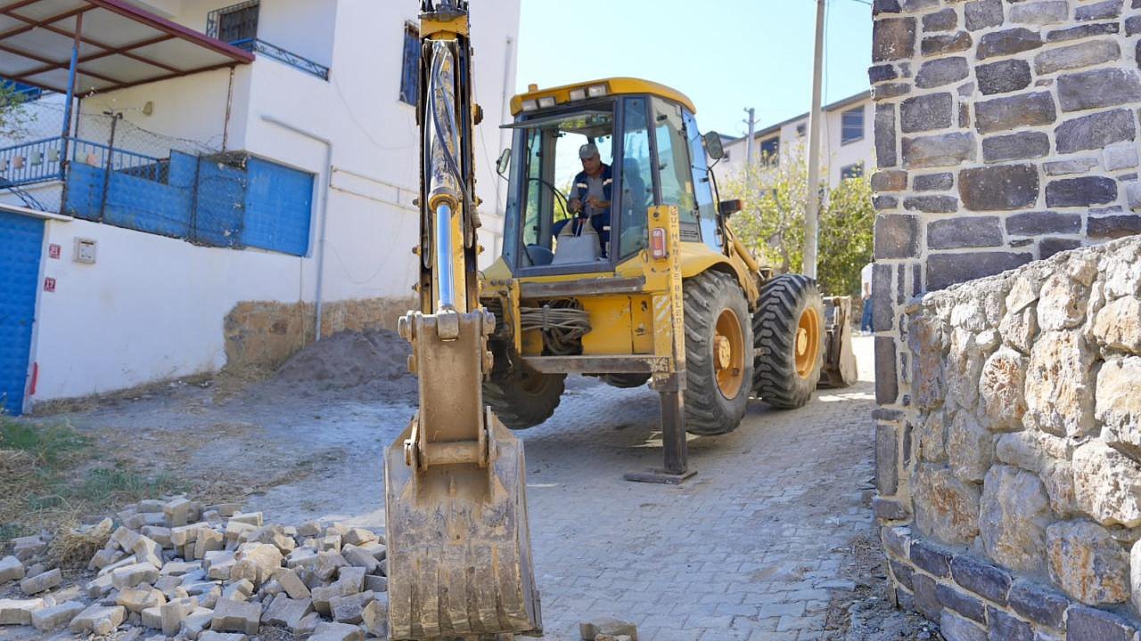 BURHANİYE’DE YOL YAPIM, BAKIM VE ONARIM ÇALIŞMALARINDA YOĞUN MESAİ