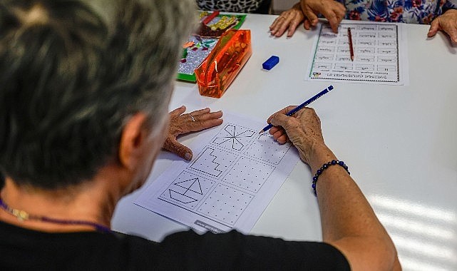 İzmir’de Alzheimer ve demans hastaları için sosyal destek merkezi hizmet veriyor