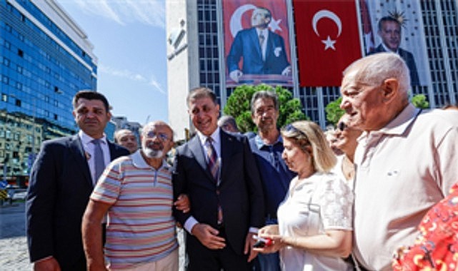 İzmir’in Kurtuluşunun 104. Yıl Dönümü Cumhuriyet Meydanı’nda Törenle Kutlandı