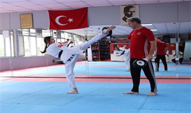 İzmirli Tekvandocular Yelaldı Kardeşler Sırbistan’da Çifte Altın Madalya Kazandı