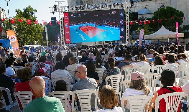 Maltepe’de Voleybol Heyecanı: Filenin Sultanları Dev Ekranda İzlendi