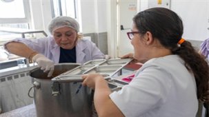 İzmir Büyükşehir Belediyesi'nden özel gereksinimli öğrencilere sıcak yemek desteği