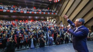 Özgür Özel, Balıkesir'de İlçe Seçimlerine Katılarak Yeni Siyasi Dönemi Başlattı
