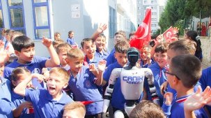 Türkiye’nin İlk Nüfusa Kayıtlı İnsansı Robotu CANİKMAN Öğrencilerle Buluştu