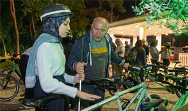 İzmir'de görme engelliler Kültürpark'ta tandem bisikletle pedal çevirdi