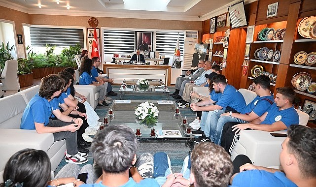 Romanyalı Erasmus öğrencileri Kemer Belediye Başkanı Topaloğlu’nu ziyaret etti