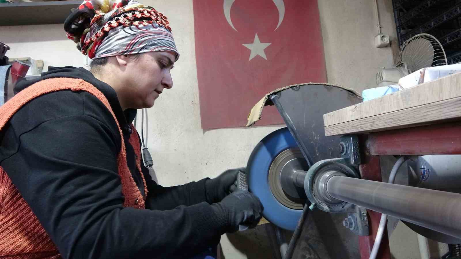 5 YIL ÖNCE BIÇAK YAPIMINA BAŞLADI, ŞİMDİ SÜRMENE BIÇAKLARI TÜRKİYE'YE DAĞITIYOR