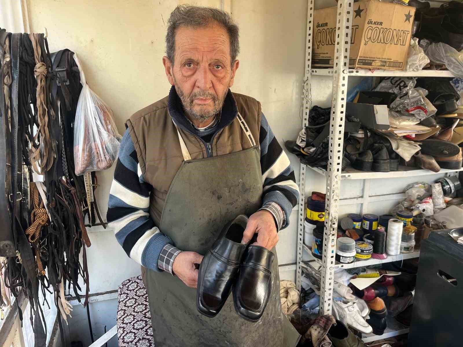 70 YAŞINDAKİ AYAKKABI TAMİRCİSİ 57 YILDIR HİZMET VERİYOR