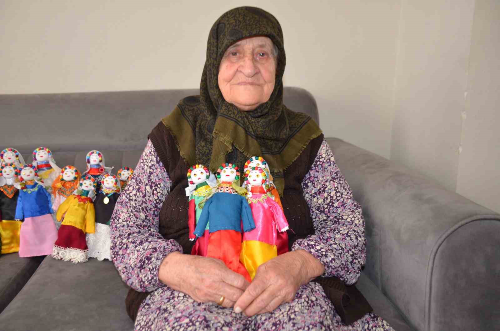 93 YAŞINDAKİ ŞERİFE NİNE BEZ BEBEKLER YAPARAK ÇOCUKLARI SEVİNDİRİYOR