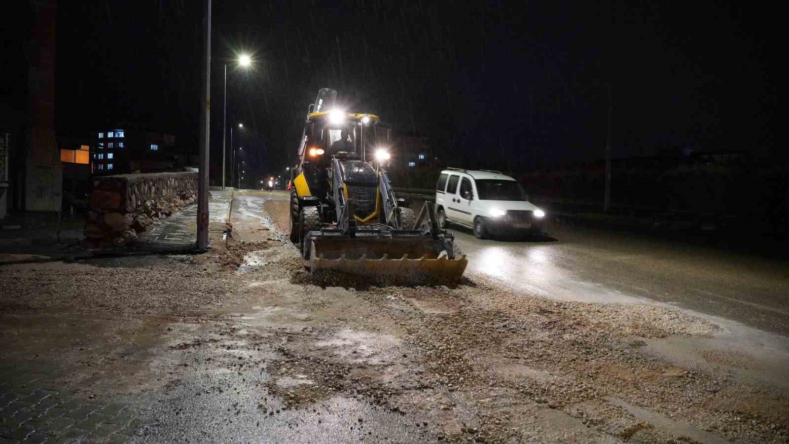 ADIYAMAN BELEDİYESİ ÇUKURLARI DOLDURUYOR