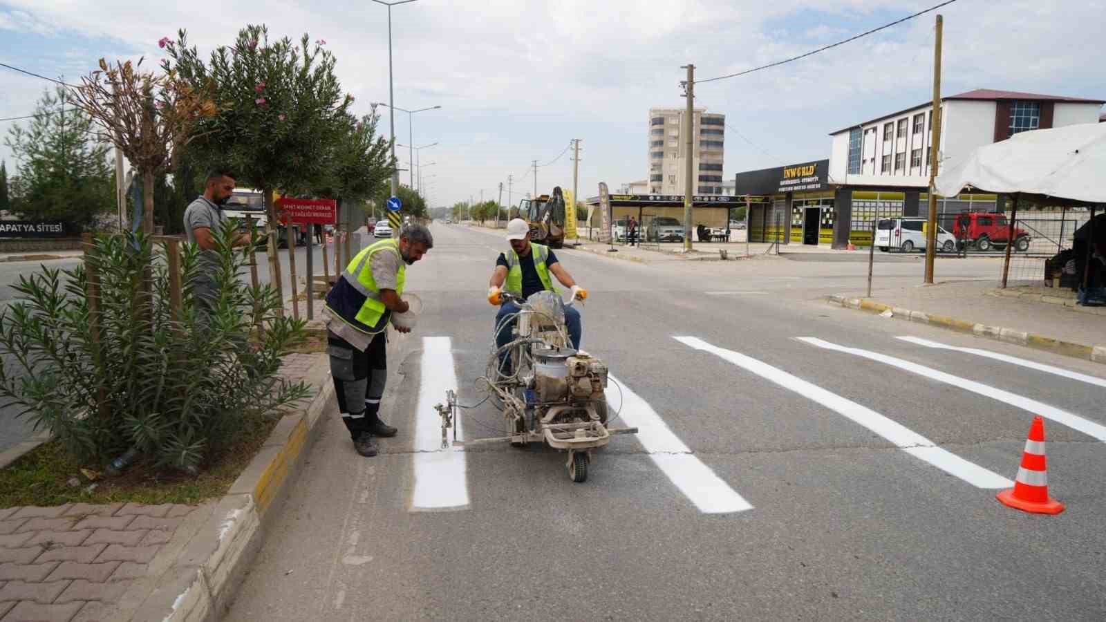 ADIYAMAN BELEDİYESİ OKUL ÖNLERİNDE TRAFİK GÜVENLİĞİNİ ARTIRIYOR