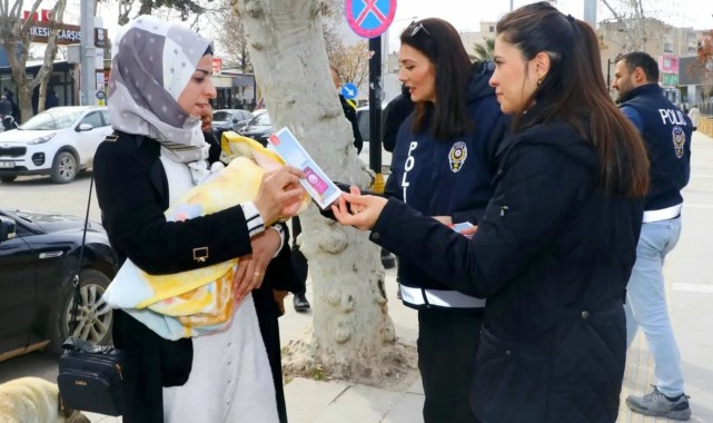 Adıyaman İl Emniyet Müdürlüğü Polisleri Vatandaşları KADES Uygulaması Hakkında Bilgilendirdi