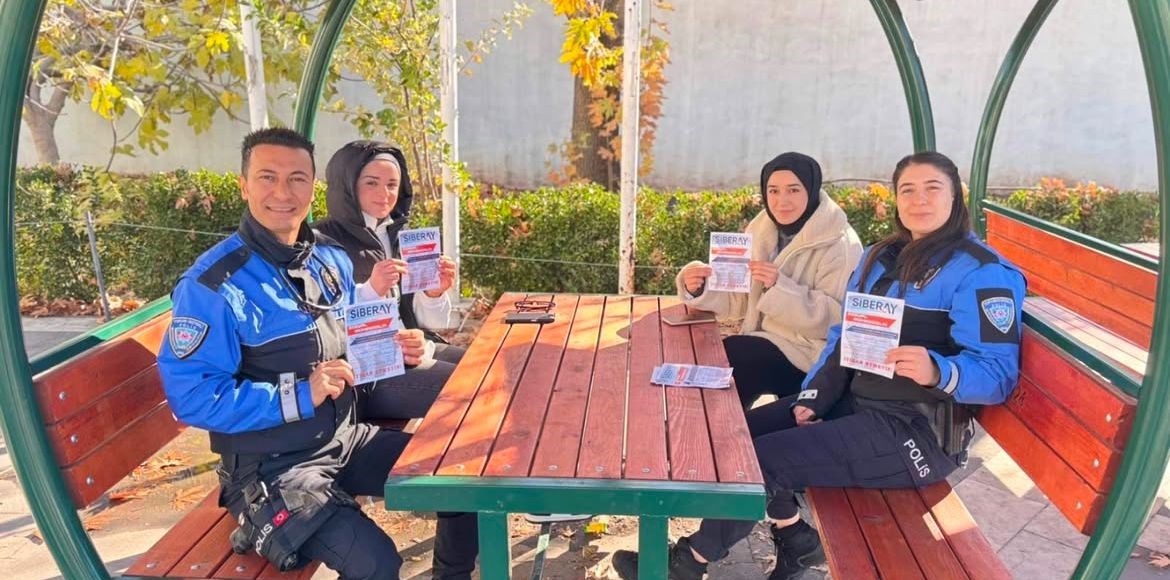 ADIYAMAN KAHTA İLÇESİNDE POLİSLER OKULLARDA BİLGİLENDİRME YAPTI