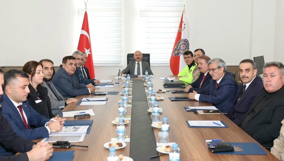 ADIYAMAN'DA KIŞ MEVSİMİNDE TRAFİK TEDBİRLERİ TOPLANTISI DÜZENLENDİ