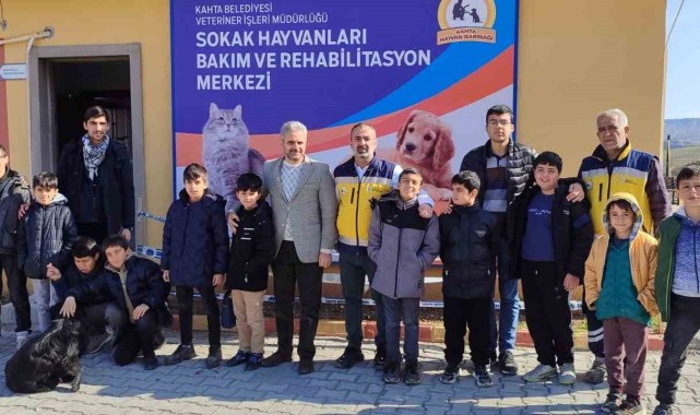 Adıyaman’da Öğrenciler Sokak Hayvanlarını Ziyaret Etti
