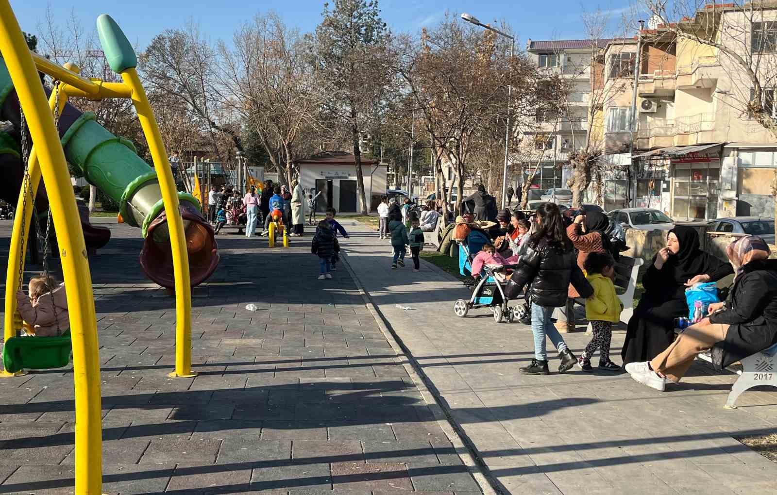 ADIYAMAN’DA VATANDAŞLAR GÜNEŞLİ HAVAYI DEĞERLENDİRİYOR