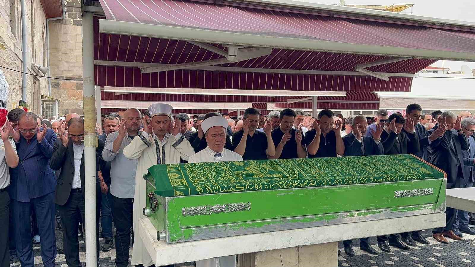 AFYON KOCATEPE ÜNİVERSİTESİ KURUCU REKTÖRÜ VE VALİ DOÇ. DR. KÜBRA GÜRAN YİĞİTBAŞI’NIN KAYINPEDERİ BOLVADİN’DE TOPRAĞA VERİLDİ
