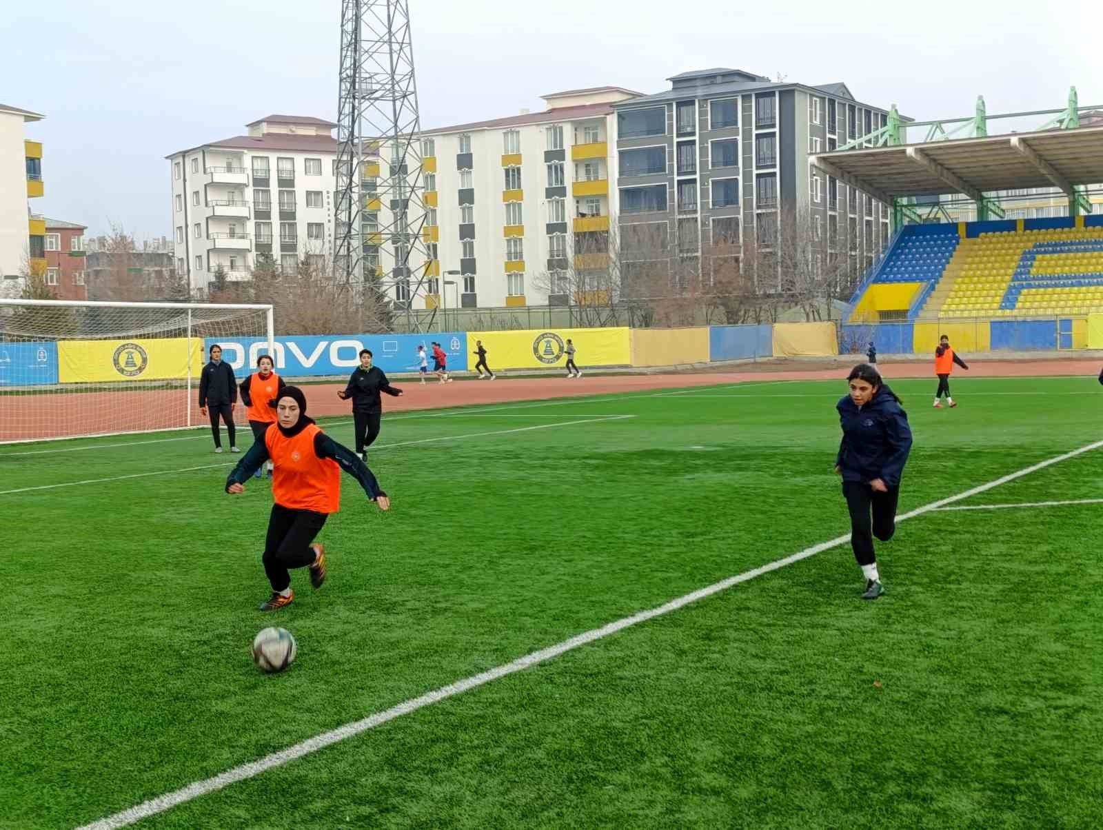 AĞRI AİLE VE SOSYAL POLİTİKALAR GENÇLİK VE SPOR KADIN FUTBOL TAKIMI SOĞUKLARA RAĞMEN HAZIRLIKLARINI SÜRDÜRÜYOR