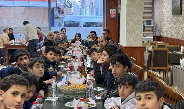 Ağrı İş İnsanı Öğrencilere İftar Yemeği Verdi