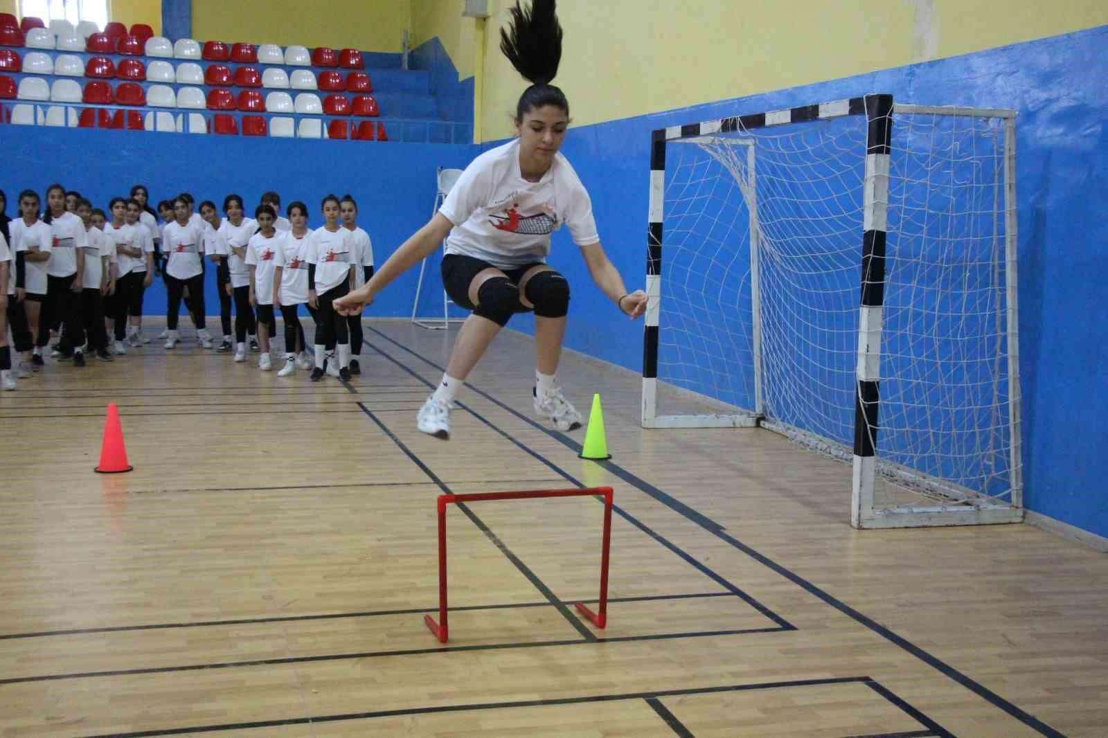 AĞRI’DA FABRİKA VOLEYBOL HEYECANI BAŞLADI