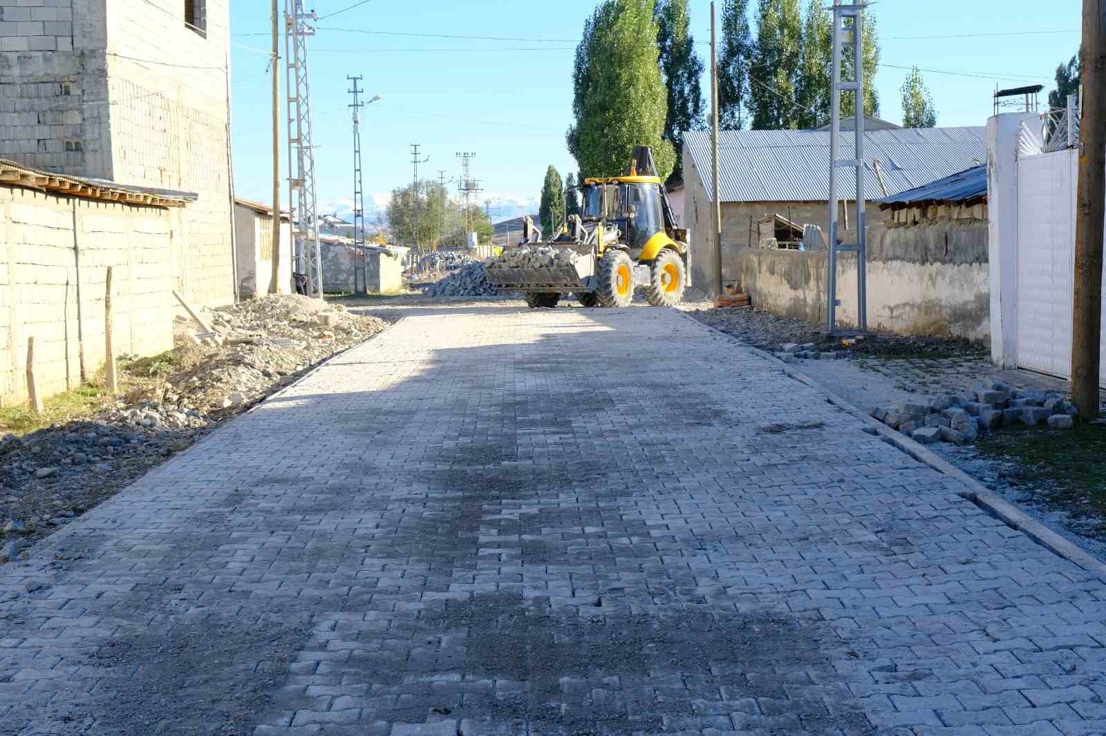 AĞRI’DA KÖY İÇİ YOLLARI YENİLENİYOR