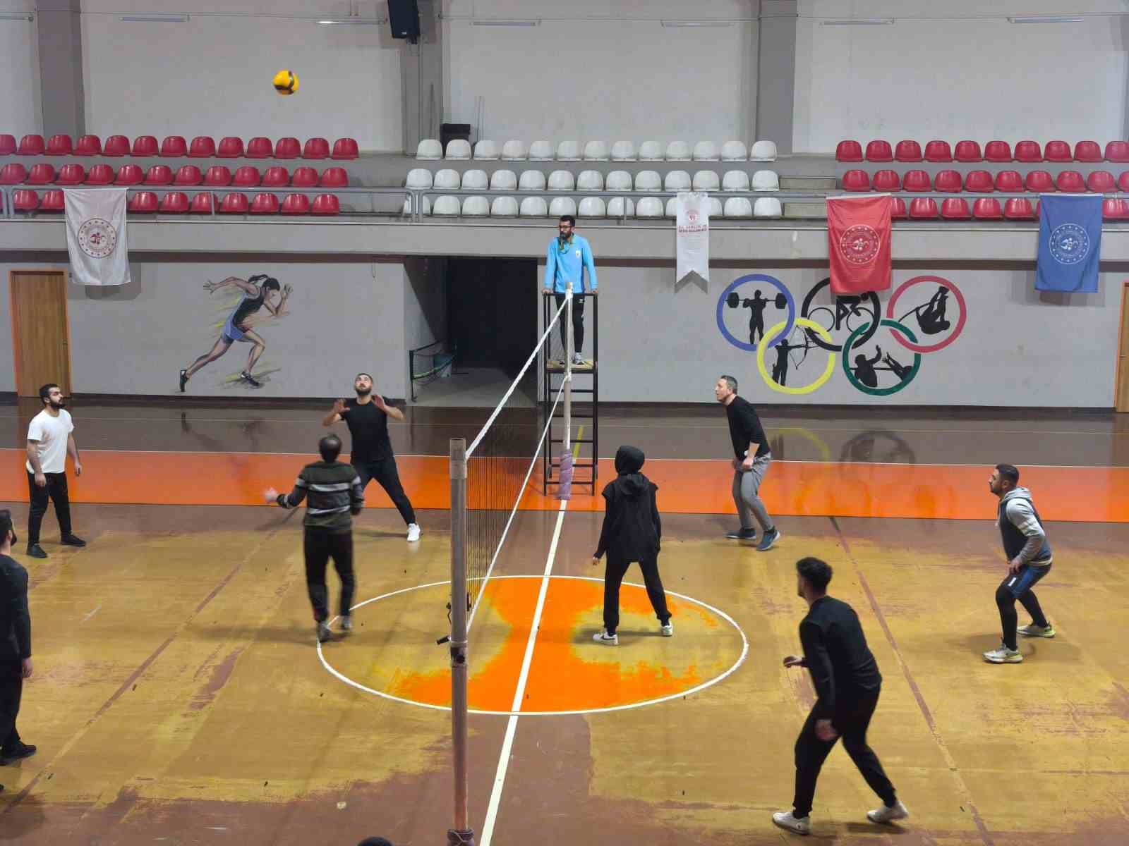 AĞRI’DAKİ VOLEYBOL TURNUVASI START ALDI