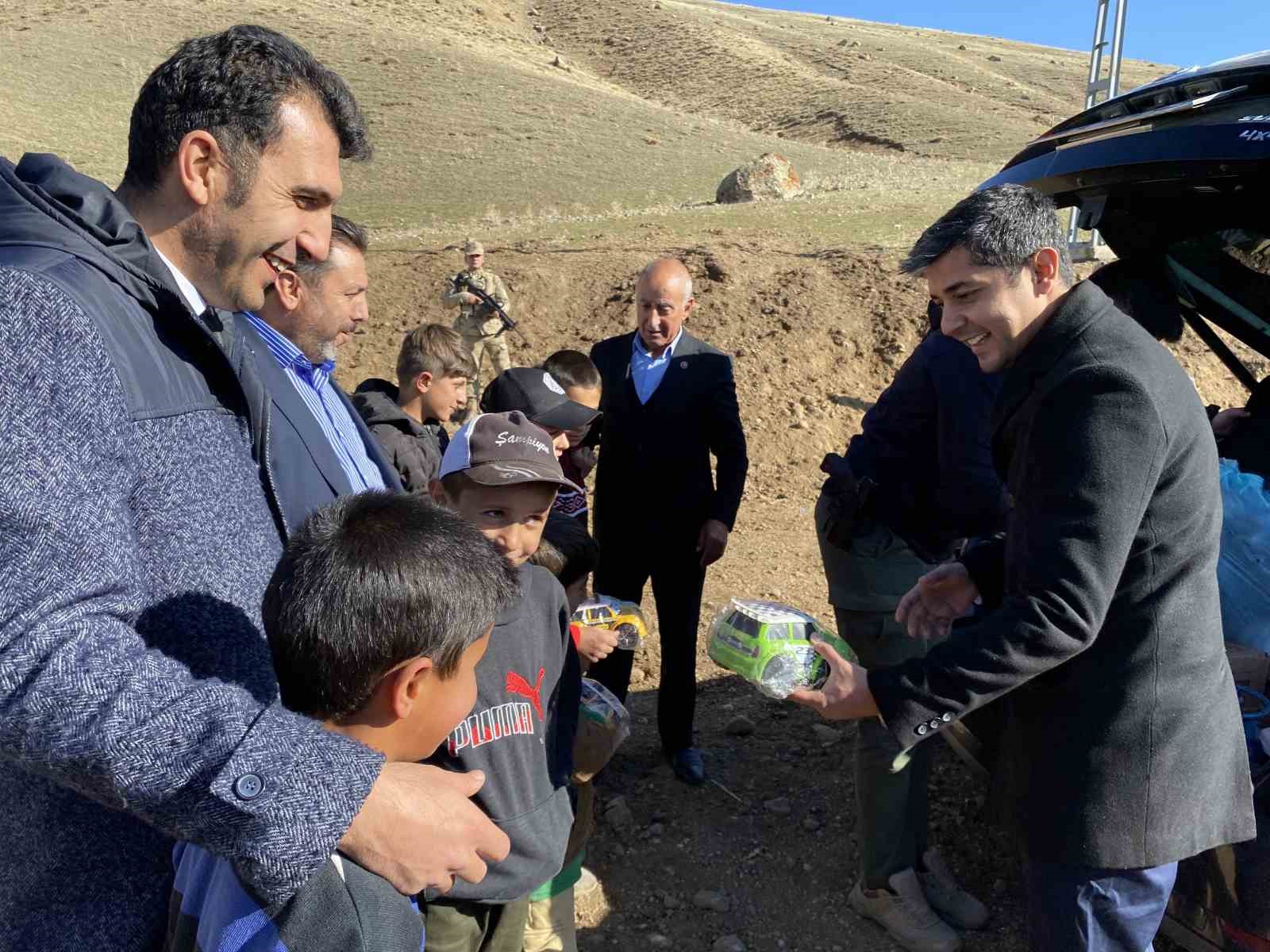 AĞRI’NIN HAMUR KAYMAKAMI KÖY ZİYARETLERİNE DEVAM EDİYOR