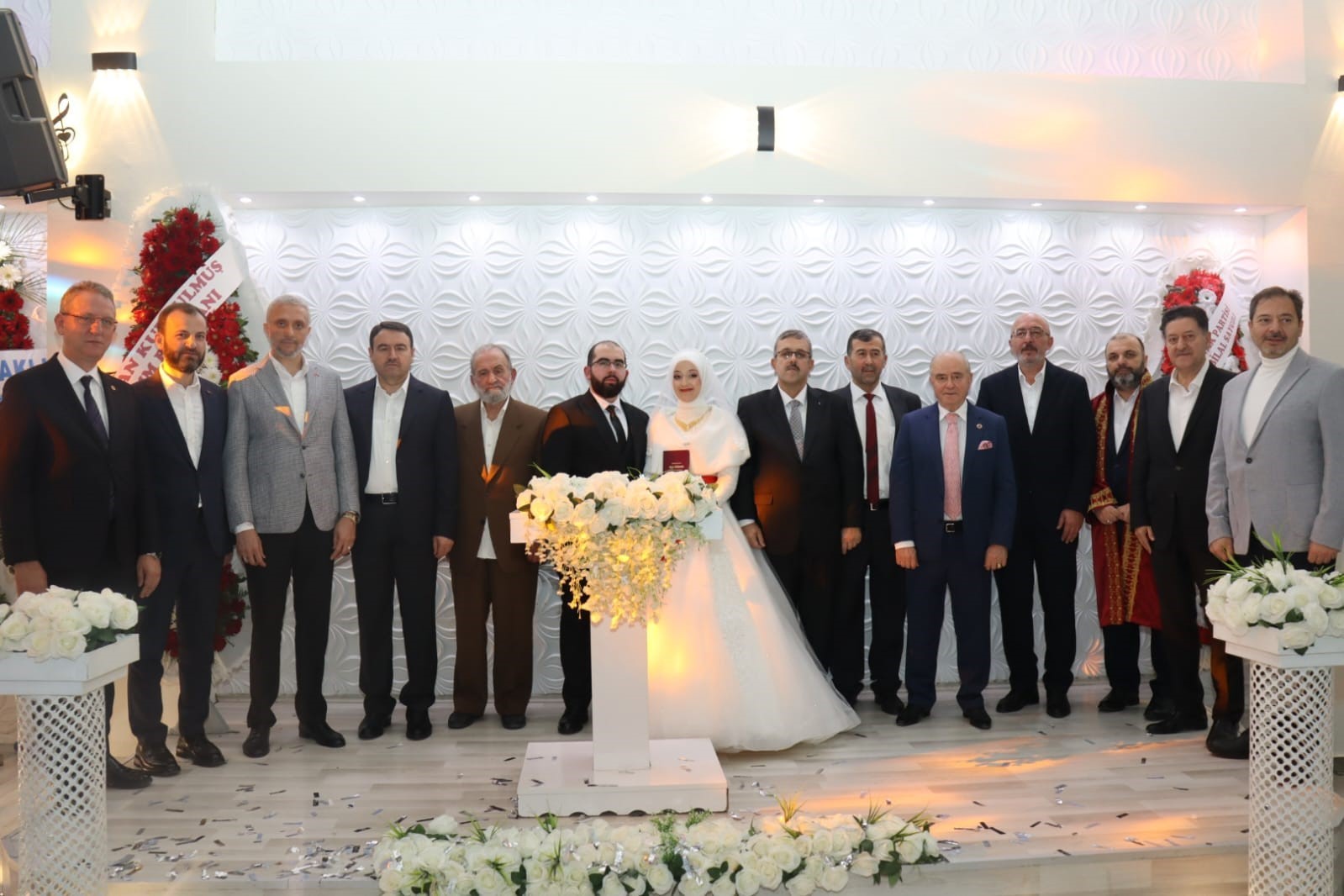 AK PARTİ KÜTAHYA İL BAŞKANI MUSTAFA ÖNSAY’IN OĞLU SÜLEYMAN EMRE, ELİF ŞEN İLE DÜNYA EVİNE GİRDİ