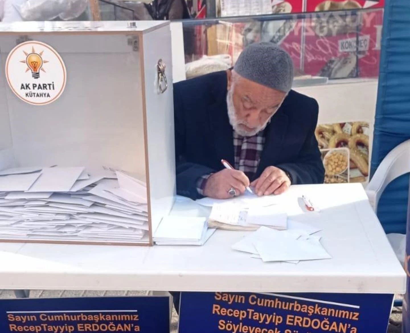 AK PARTİ KÜTAHYA İL BAŞKANLIĞI VATANDAŞLARIN ERDOĞAN'A TALEPLERİNİ İLETEBİLMELERİ İÇİN STANDLAR KURDU