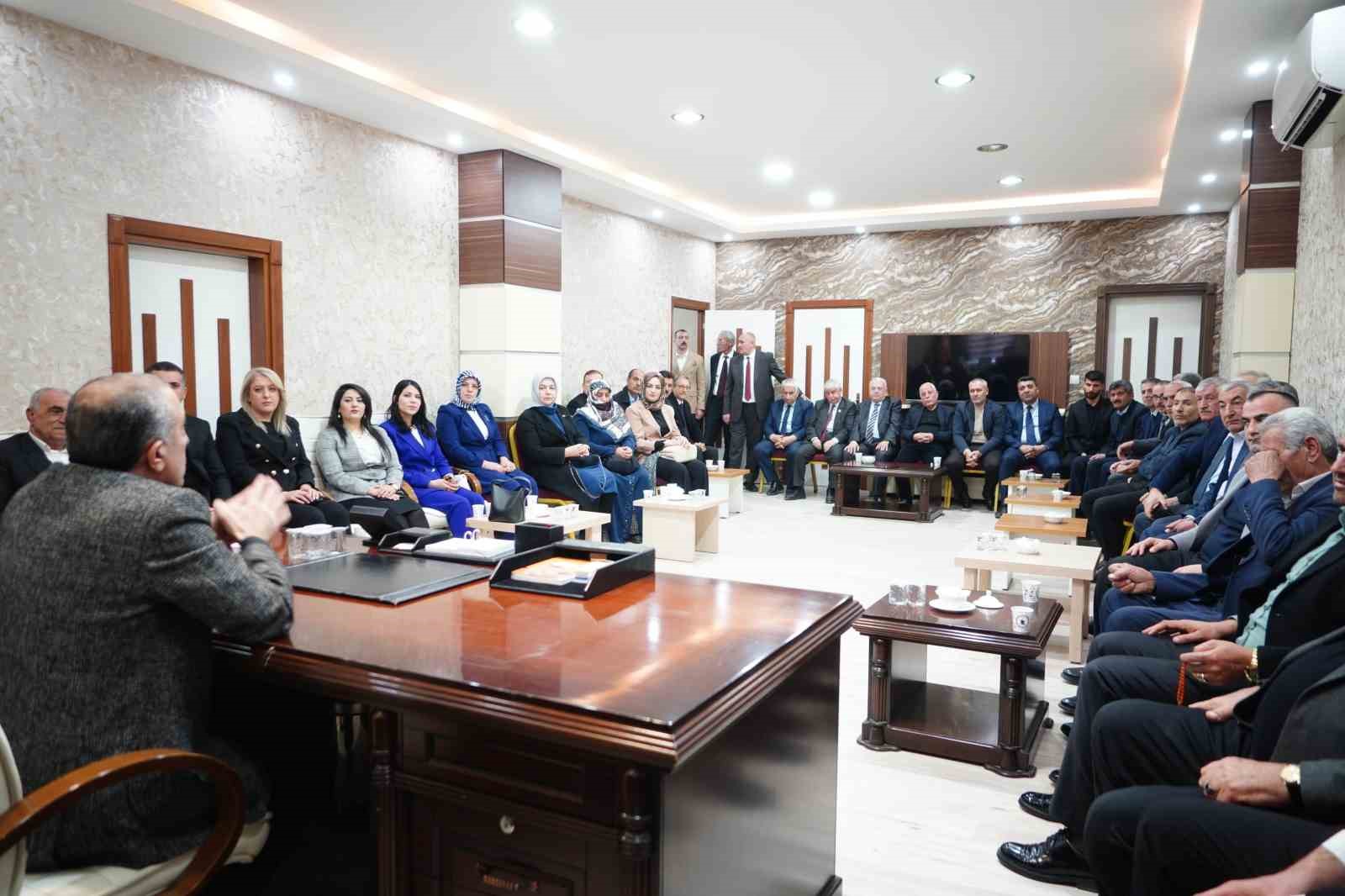 AK PARTİ VAN İL BAŞKANI ABDULAHAT ARVAS’A YOĞUN TEBRİK ZİYARETLERİ