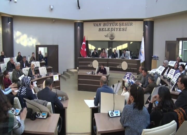 AK PARTİ VE DEM PARTİ ÜYELERİ ARASINDA 'KAYYUM' TARTIŞMASI