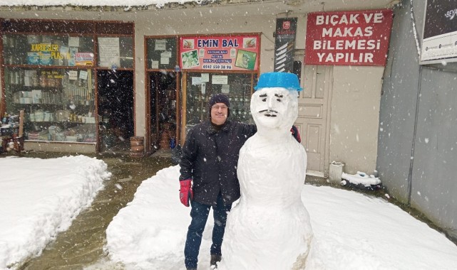 Akçakoca Esnafı Kar Fırtınasını Kardan Adamlarla Karşıladı