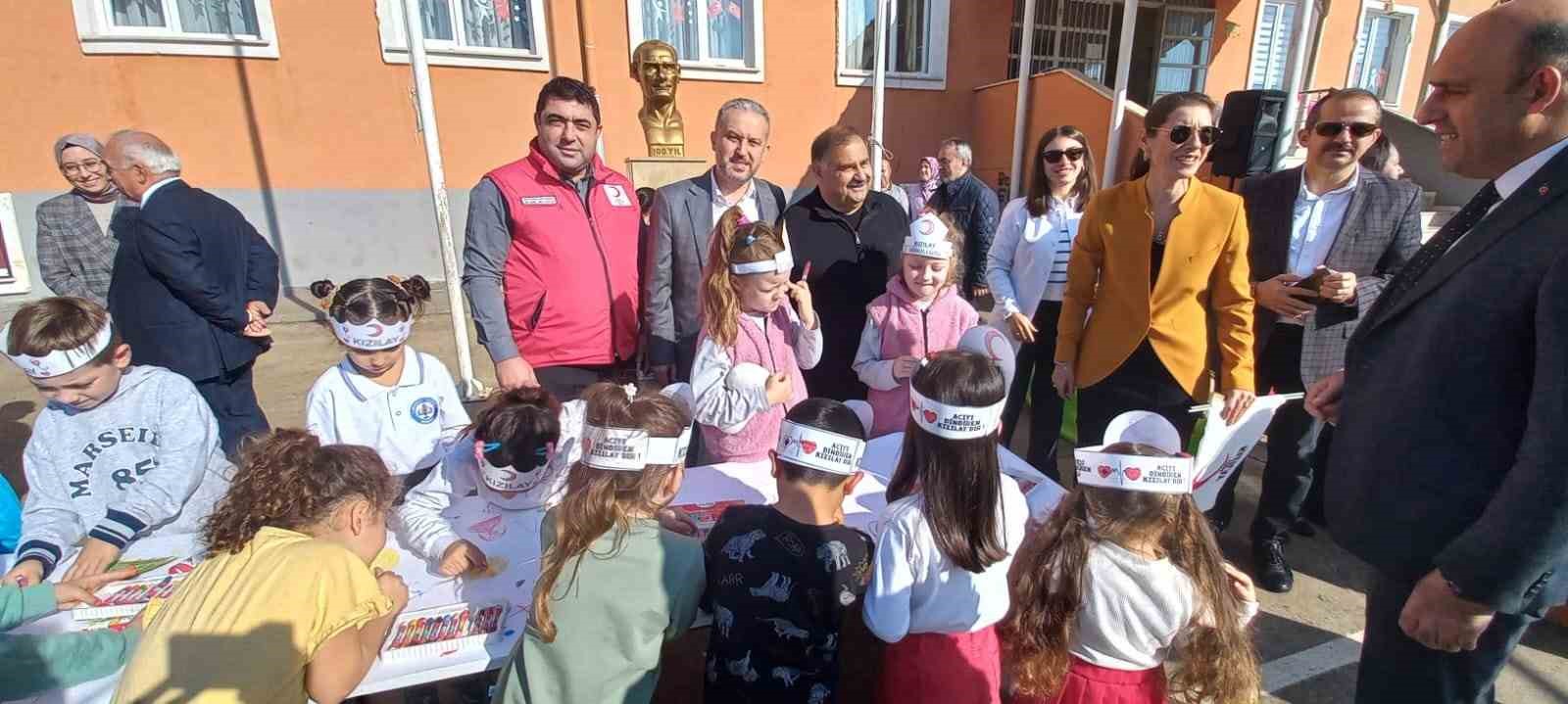 AKÇAKOCA İLKOKULU ÖĞRENCİLERİ KIZILAY HAFTASINI KUTLADI