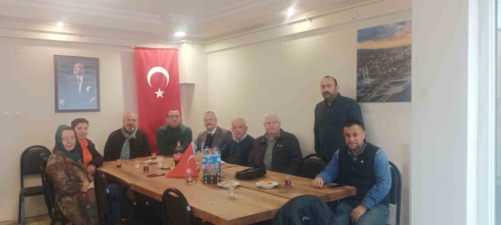 AKÇAKOCA LİSESİ MEZUNLARI DERNEĞİ SİYASİ PARTİLERİ ZİYARET EDEREK ÜYE KAZANIYOR