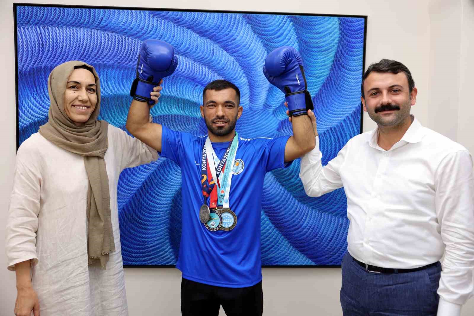 AKDENİZ BELEDİYE SPOR KULÜBÜ'NDEN MİLLİ KİCK BOKS SPORCUSU HATİP EMLEK'E DESTEK