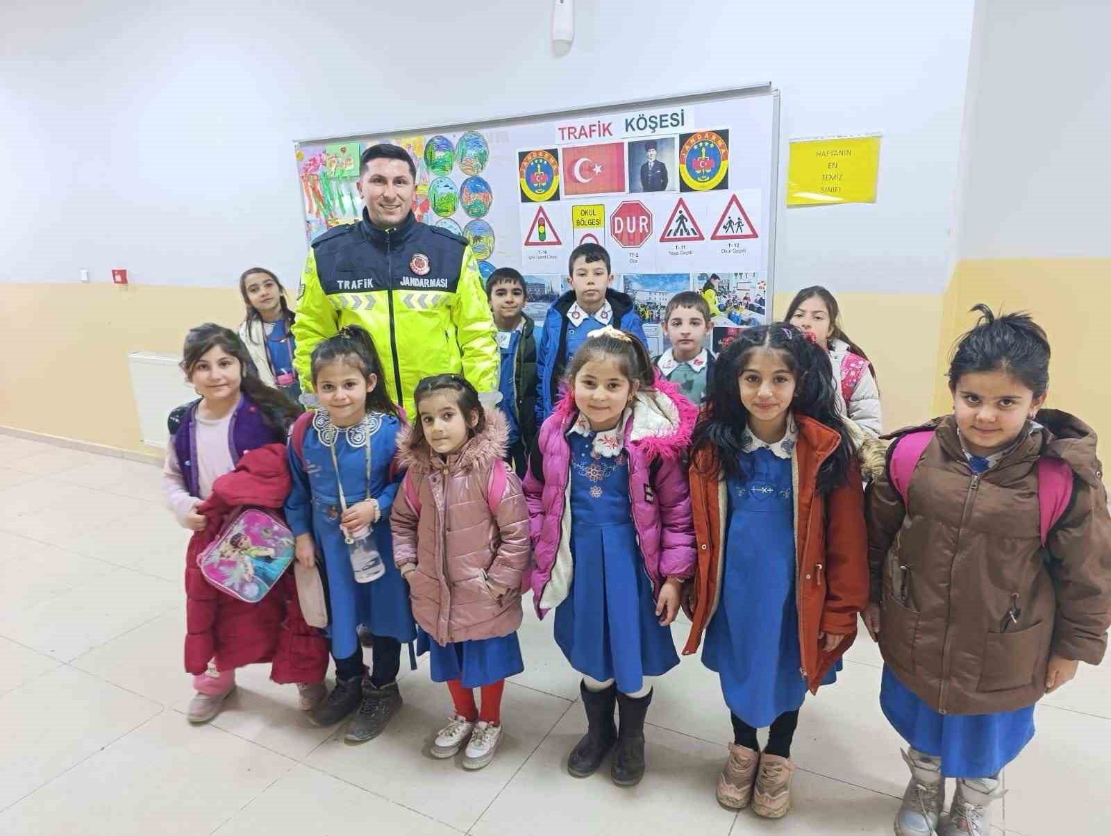 AKYAKA İLKOKULUNDA TRAFİK EĞİTİM KÖŞESİ AÇILDI